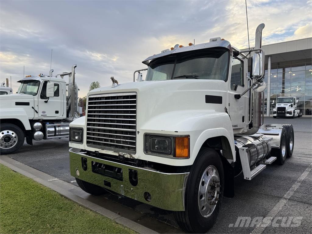 Mack CHU613 Trekkers