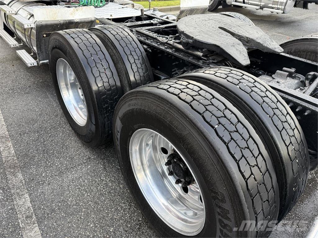 Mack CHU613 Trekkers