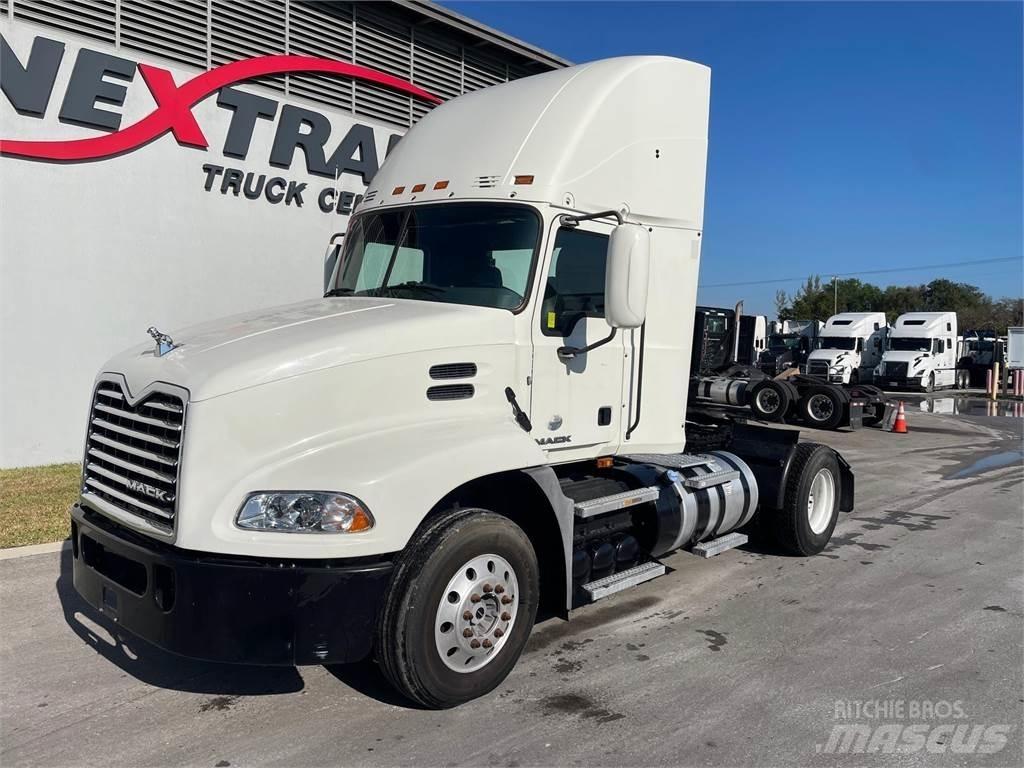 Mack CXU612 Trekkers