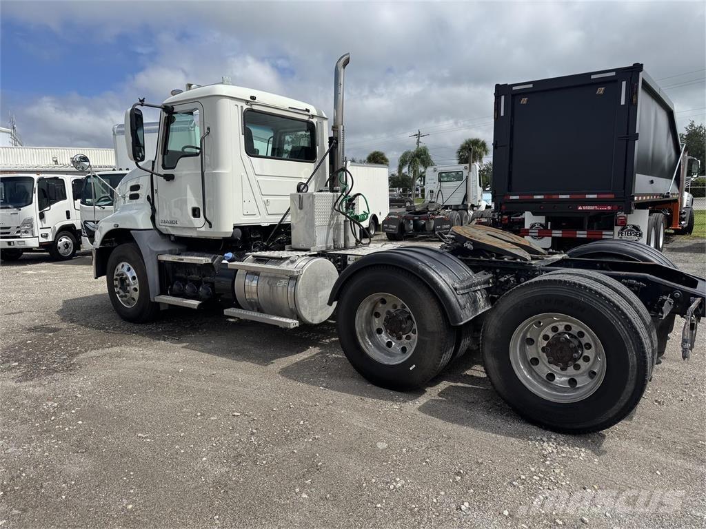 Mack CXU613 Trekkers