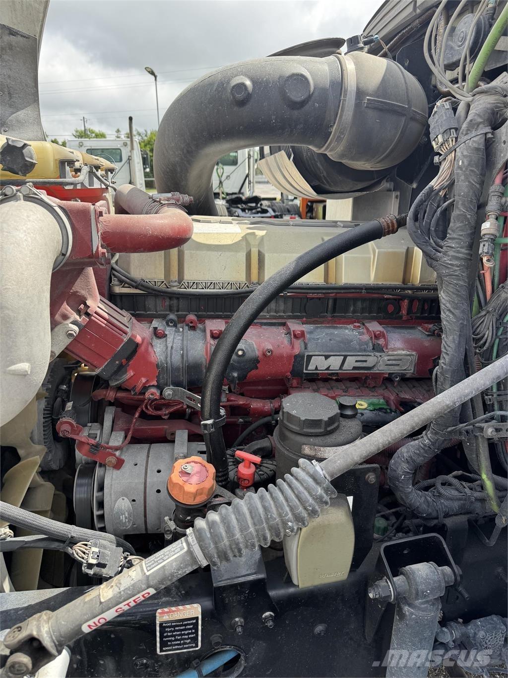 Mack CXU613 Trekkers