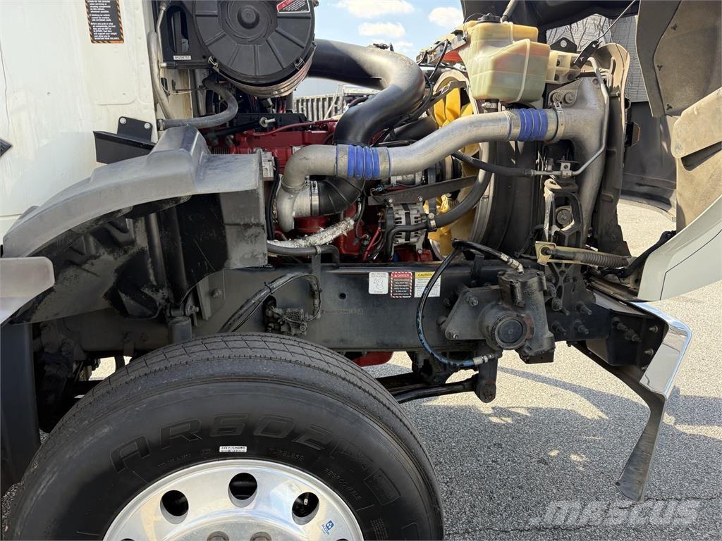 Mack GR64B9 Bakwagens met gesloten opbouw