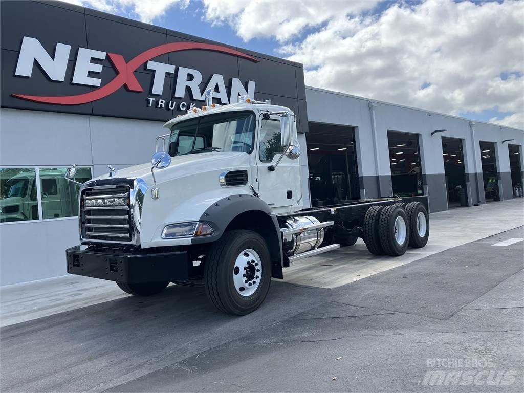 Mack GR64BRX Chassis met cabine