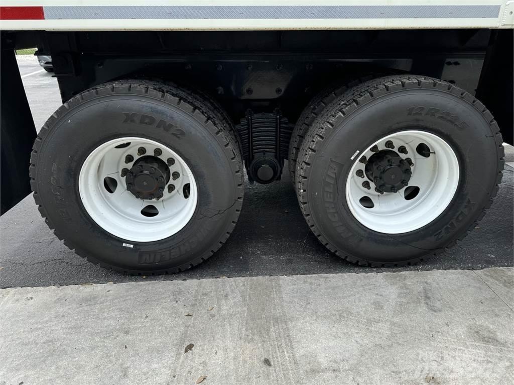 Mack GR64BRX Kipper