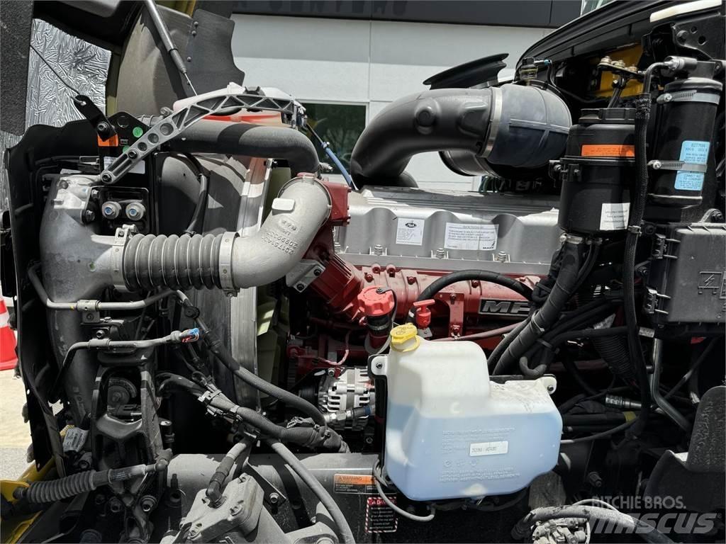 Mack GR64BRX Kipper
