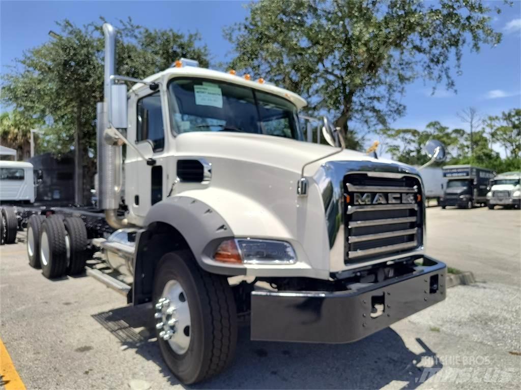 Mack GR64BX Betonmixers en pompen