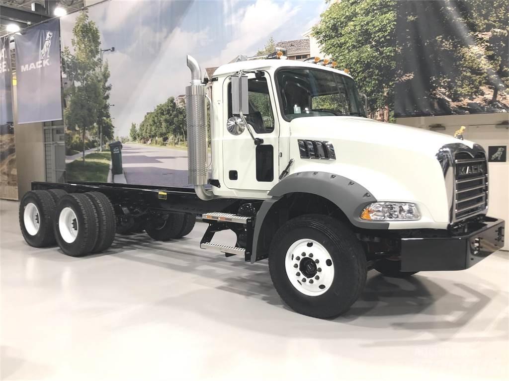 Mack GR64BX Betonmixers en pompen