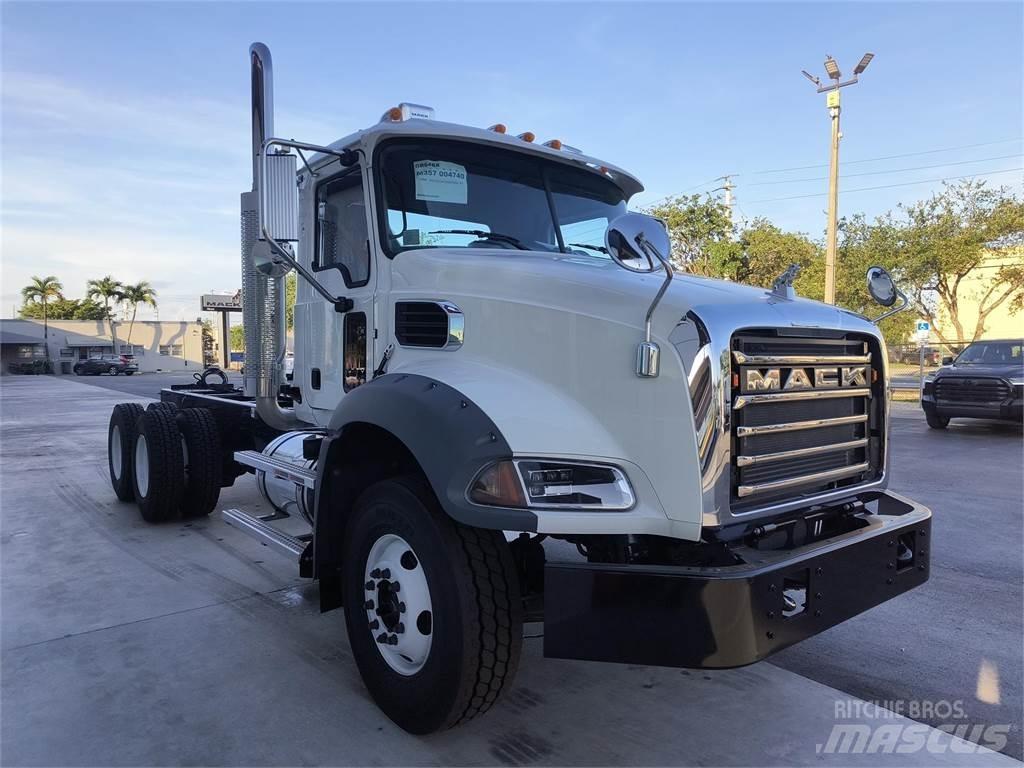 Mack GR64BX Kipper