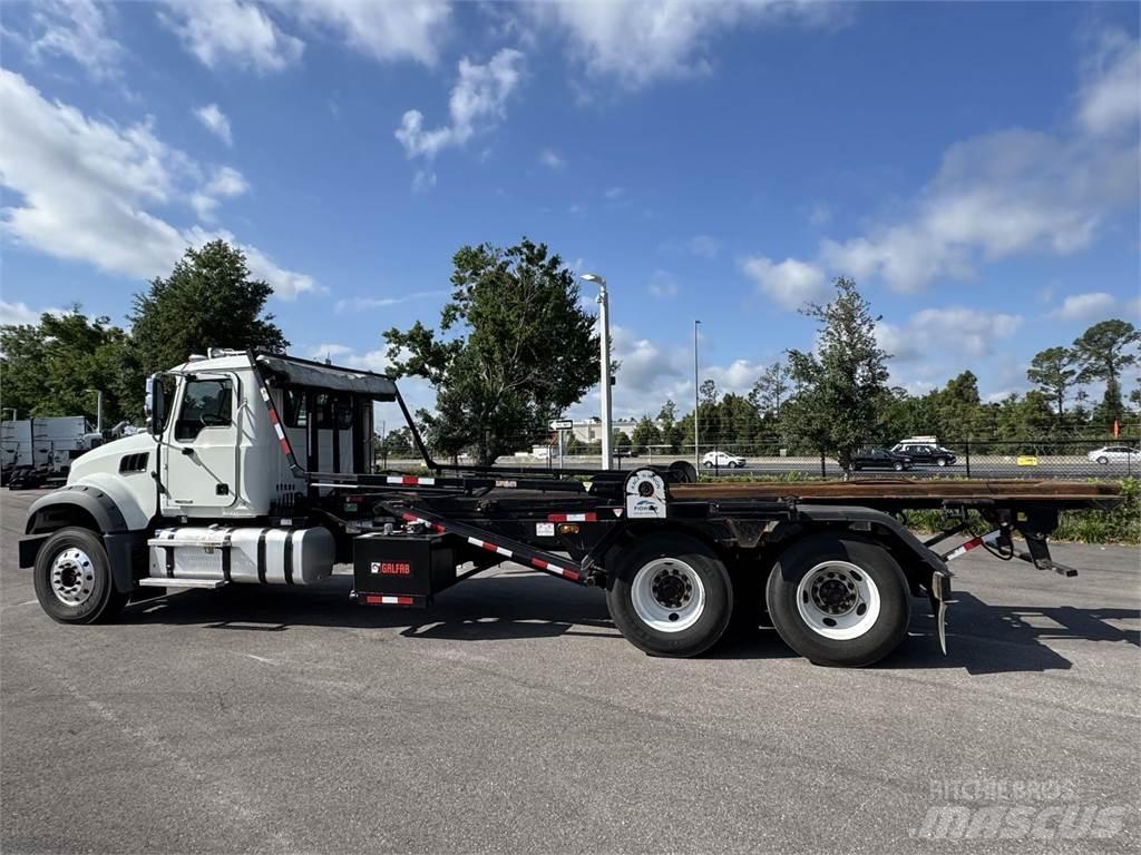 Mack GR64F Anders