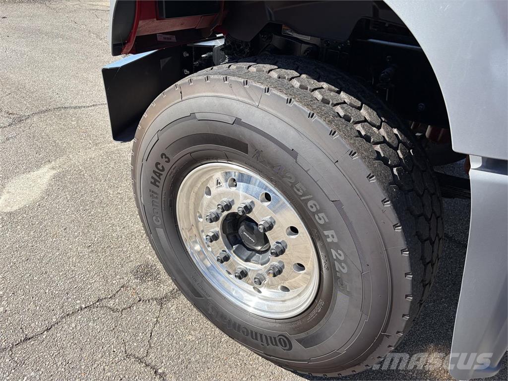 Mack GR64FR Betonmixers en pompen