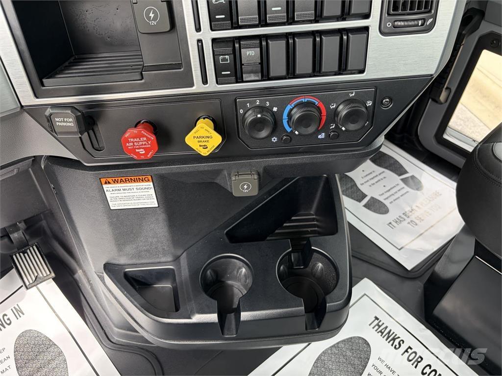 Mack GR64FT Trekkers