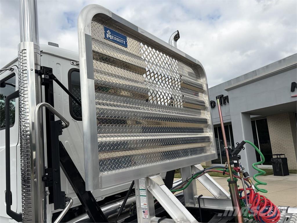 Mack GR64FT Trekkers