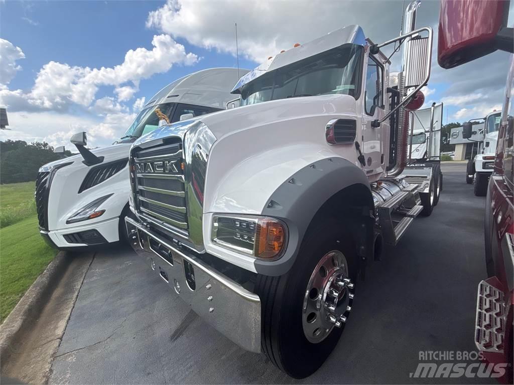 Mack GR64FT Trekkers