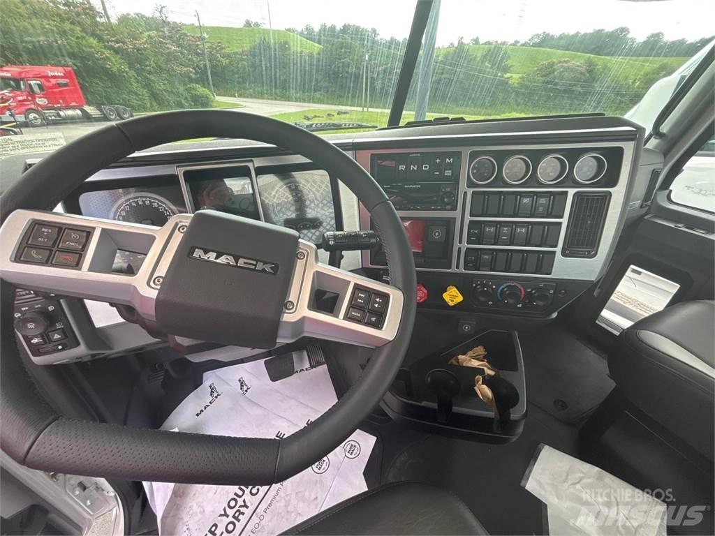 Mack GR64FT Trekkers