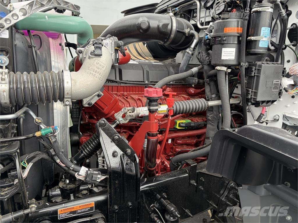 Mack GR64FT Trekkers