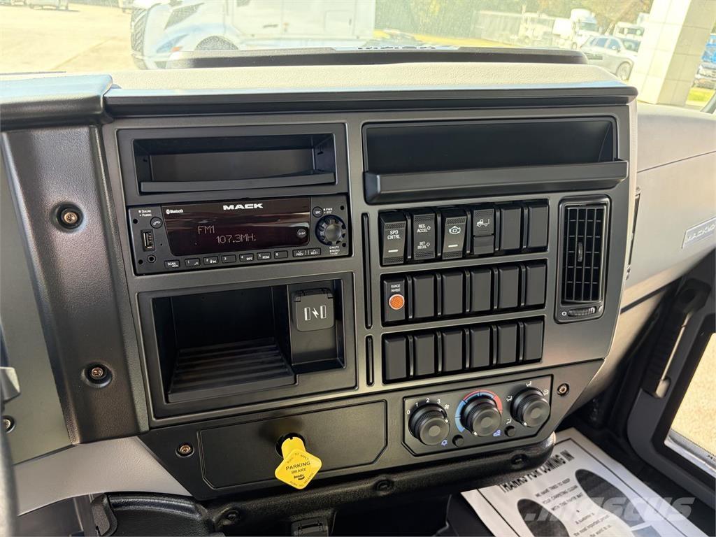 Mack MD6 42R Bakwagens met gesloten opbouw