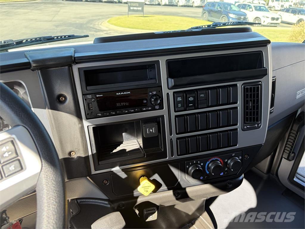 Mack MD6 42R Bakwagens met gesloten opbouw