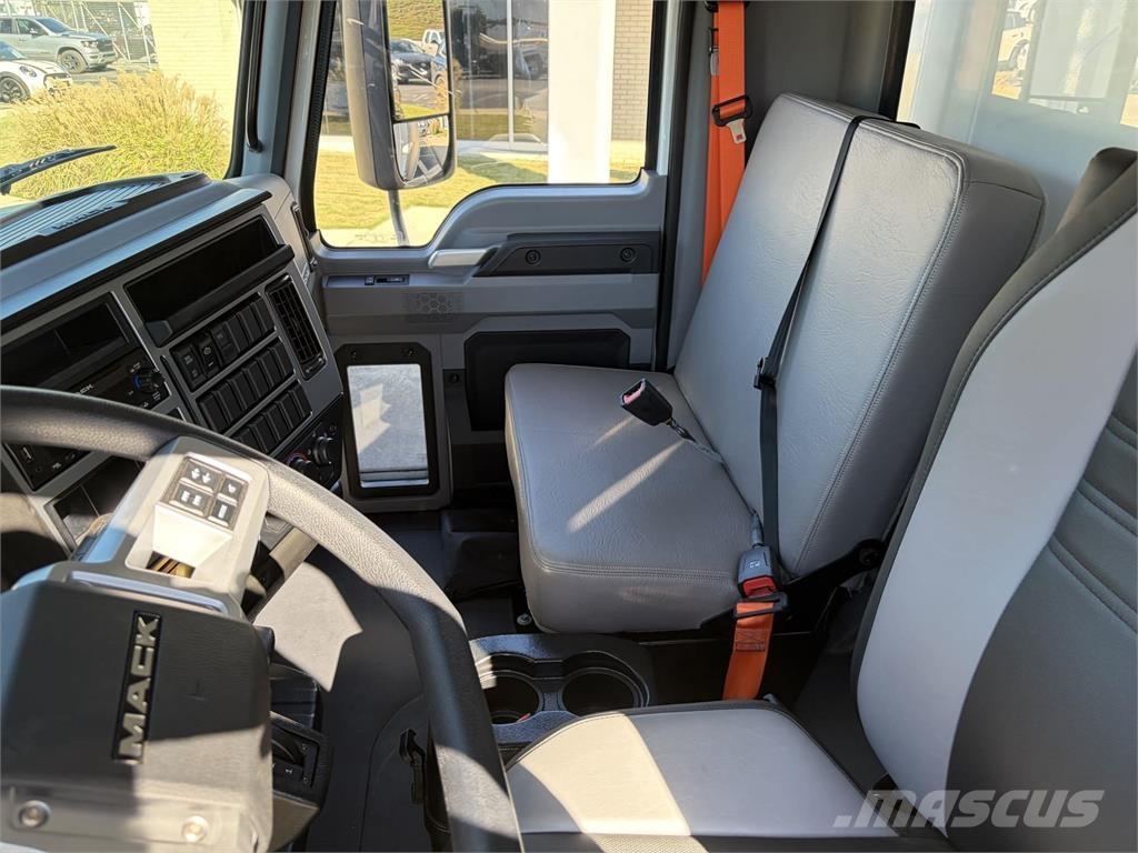 Mack MD6 42R Bakwagens met gesloten opbouw