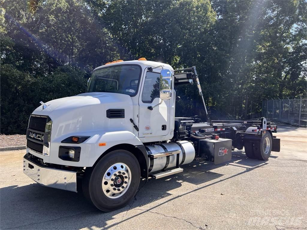 Mack MD7 42R Chassis met cabine