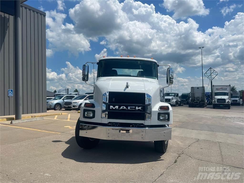 Mack MD742 Chassis met cabine