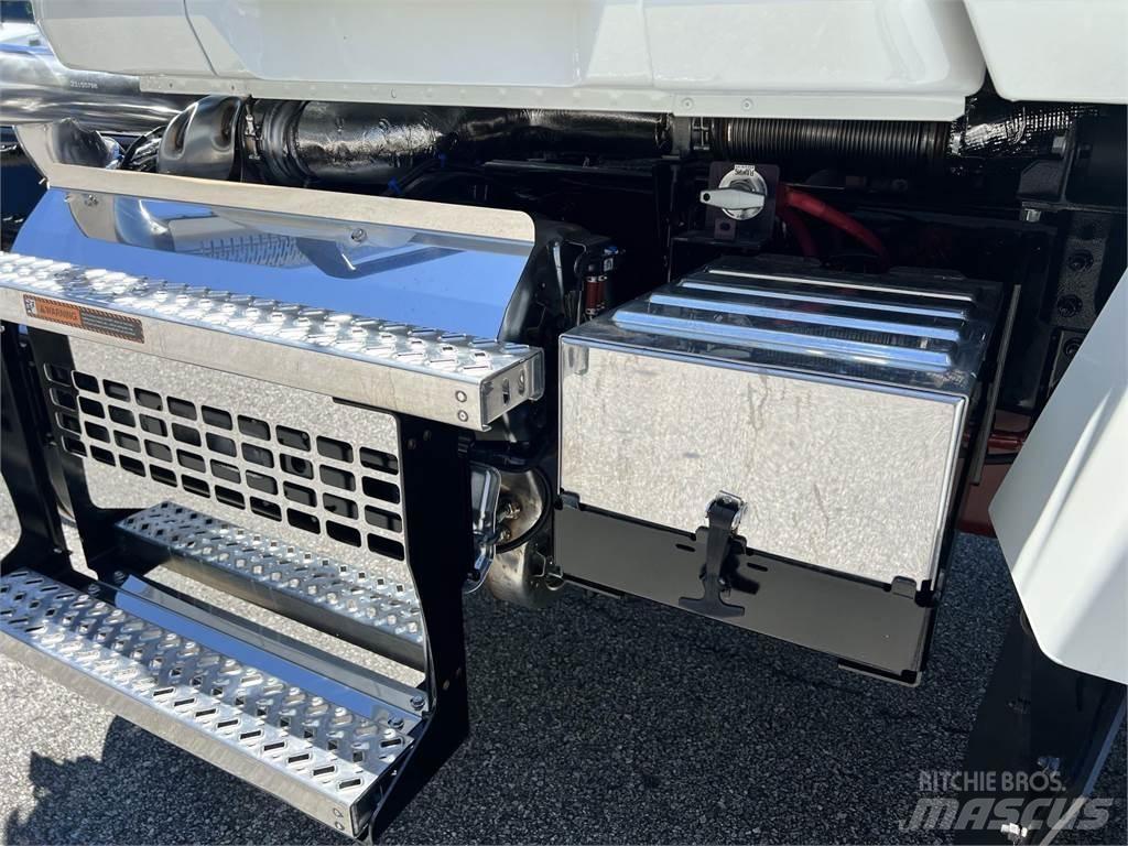 Mack PI64T Trekkers