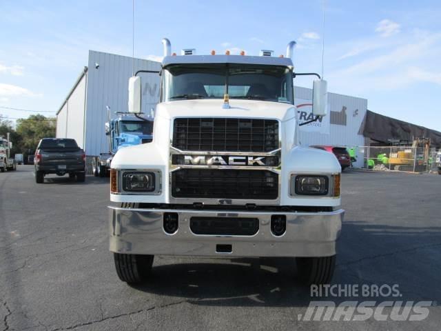Mack PI64T Trekkers