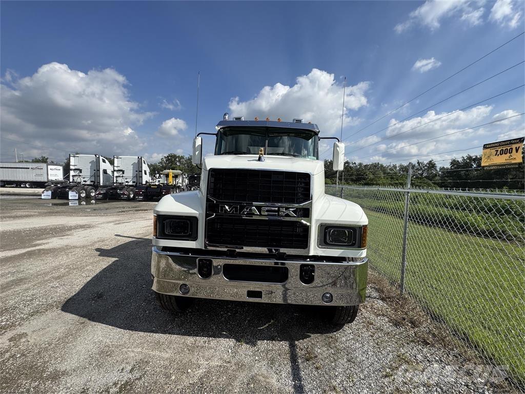 Mack PI64T Trekkers