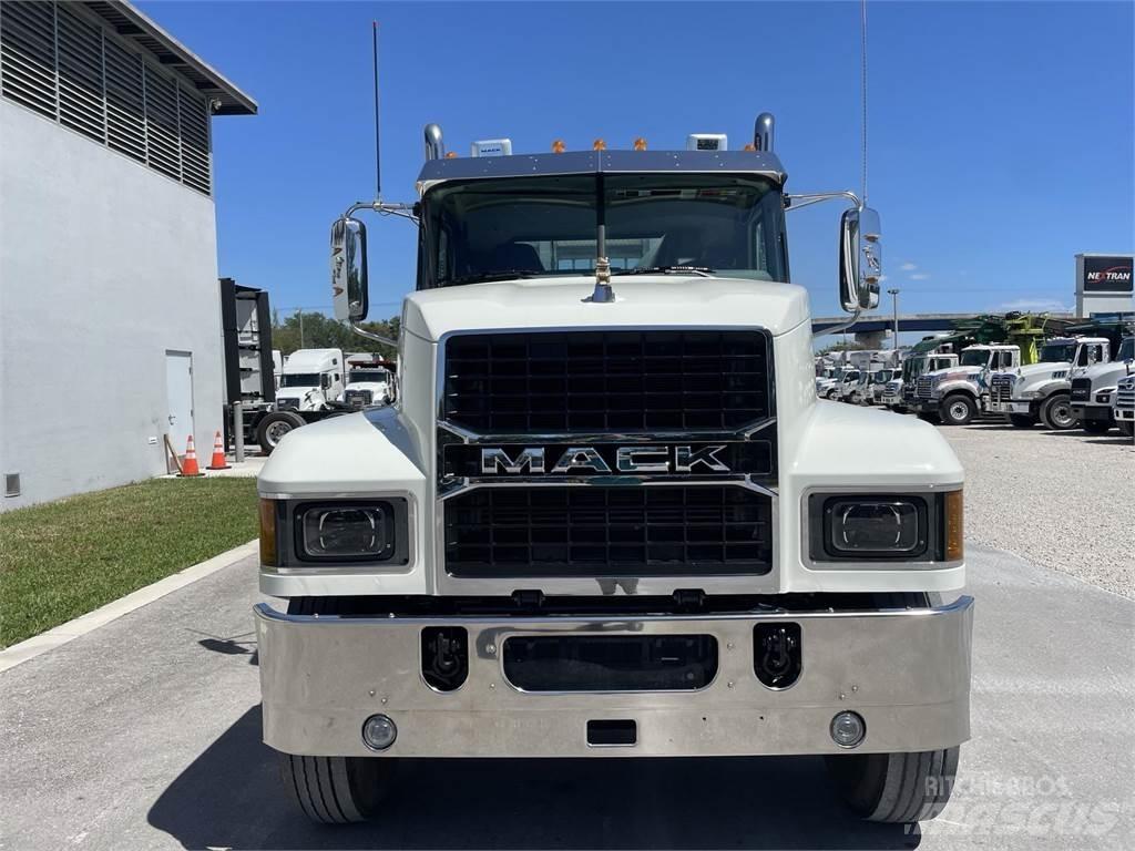 Mack PI64T Trekkers
