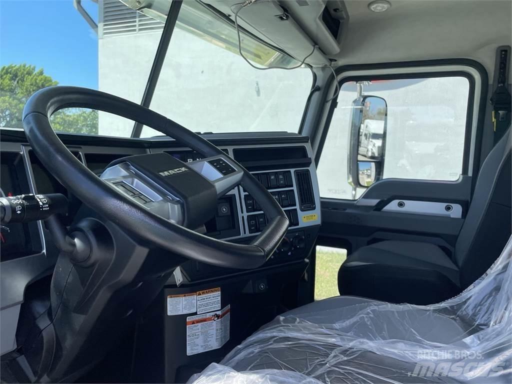 Mack PI64T Trekkers