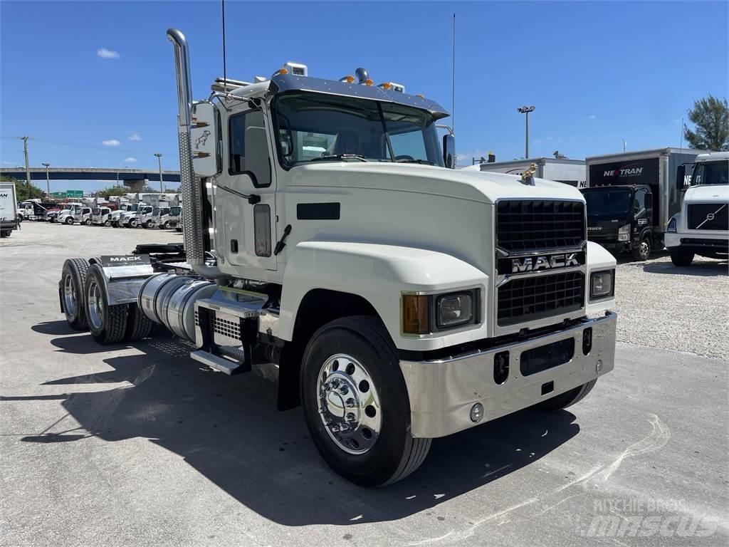 Mack PI64T Trekkers