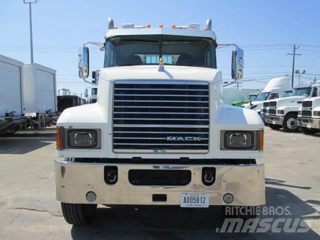 Mack PI64T Trekkers