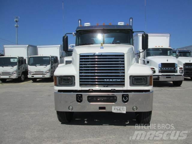 Mack PI64T Trekkers