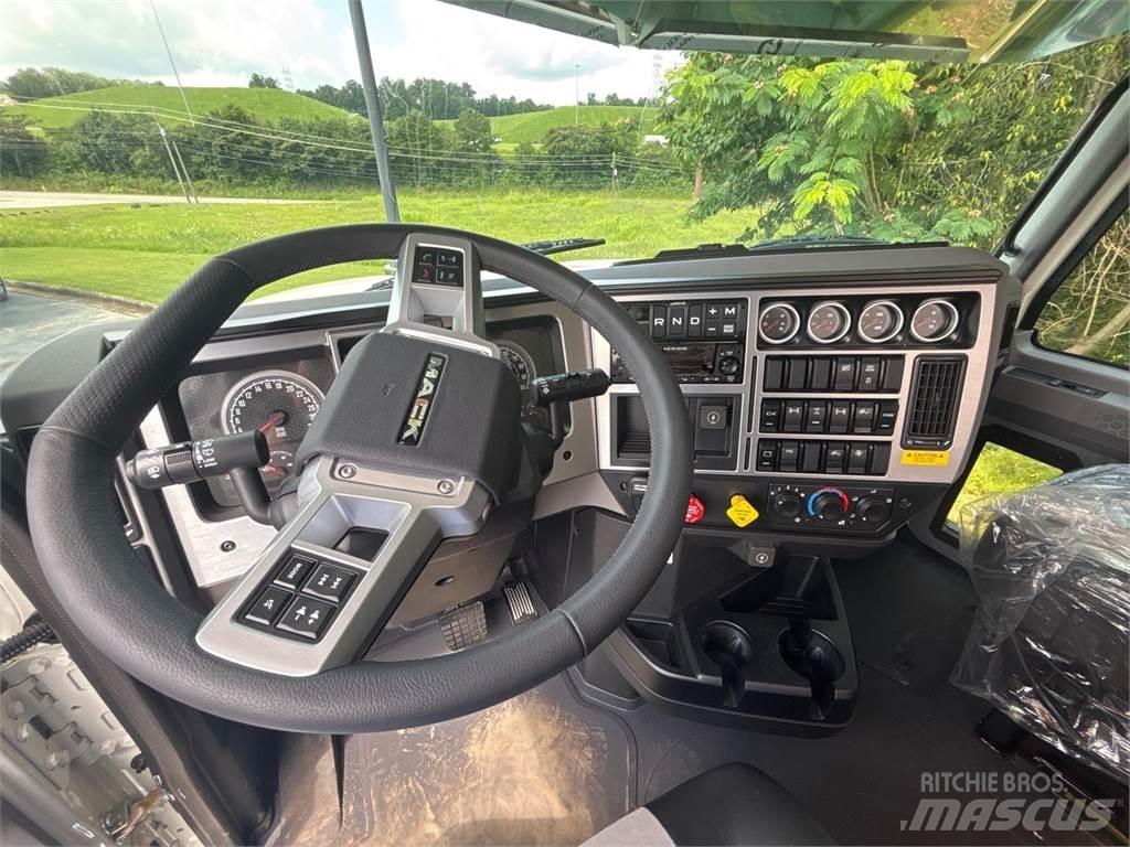 Mack PI64T Trekkers