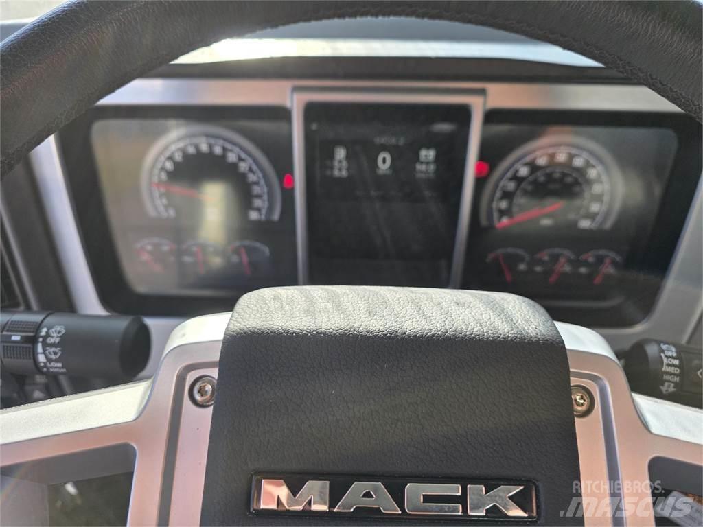 Mack PI64T Trekkers