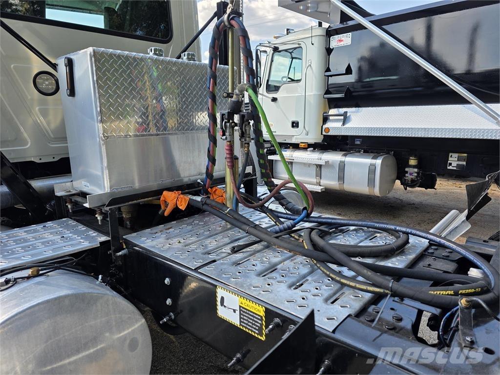 Mack PI64T Trekkers