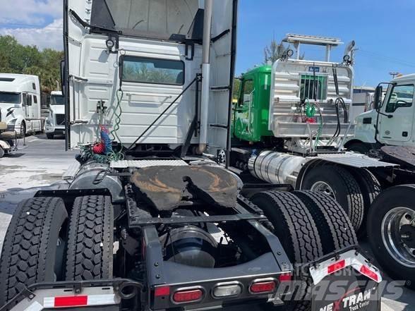 Volvo VNL42T Trekkers