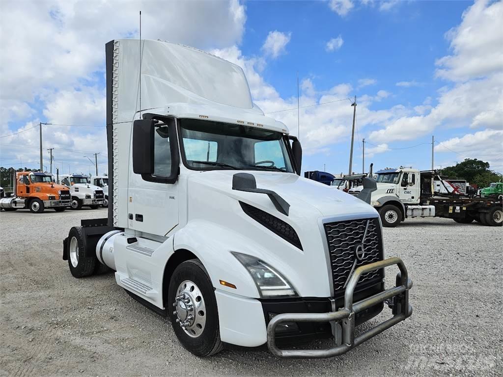 Volvo VNL42T300 Trekkers