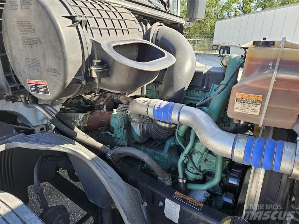 Volvo VNL64T300 Trekkers