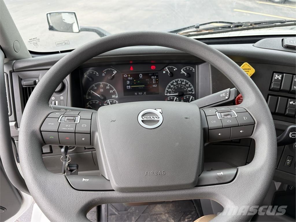 Volvo VNL64T740 Trekkers