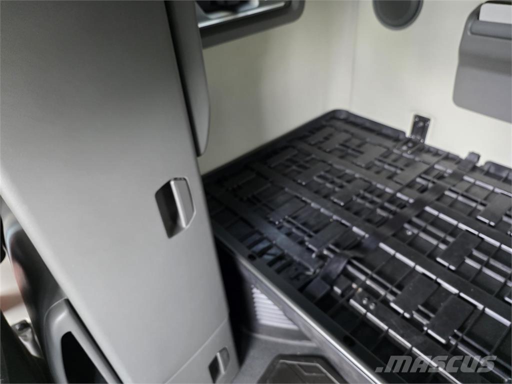 Volvo VNL64T760 Trekkers