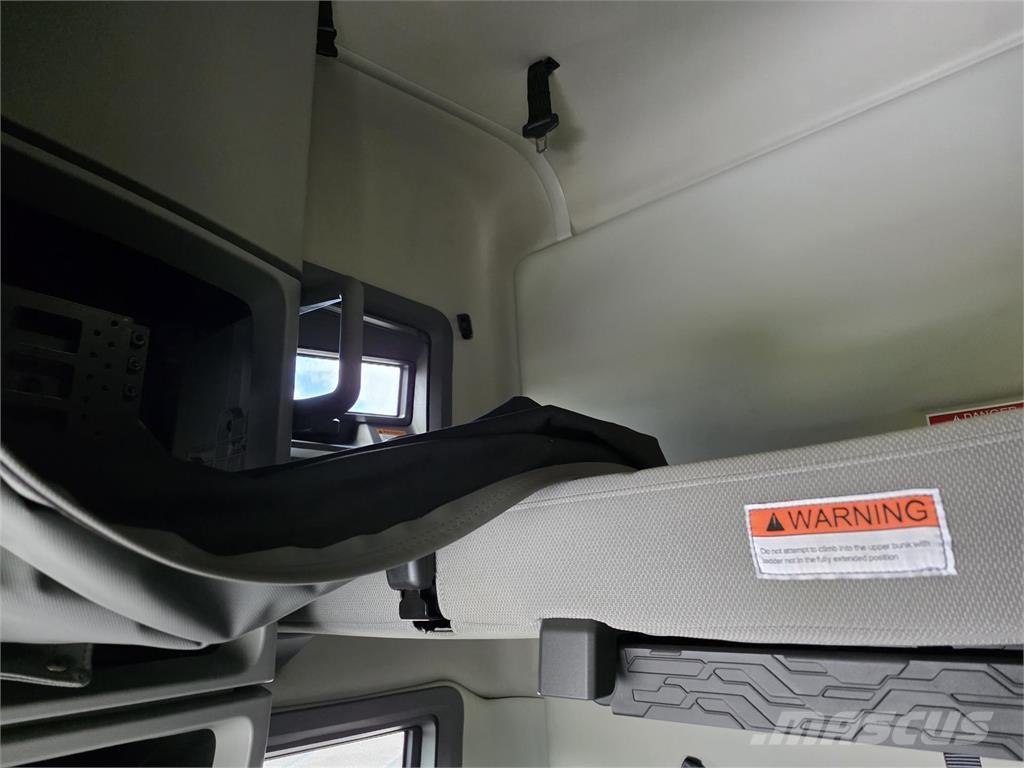 Volvo VNL64T760 Trekkers