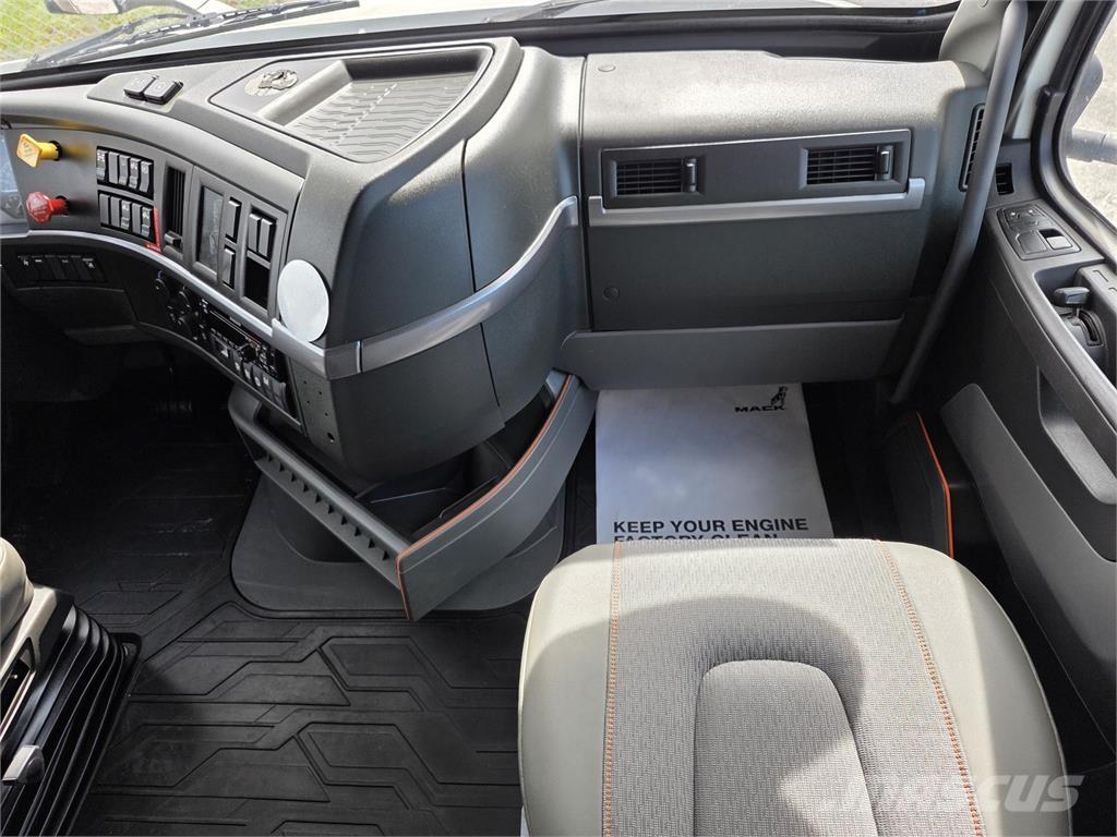 Volvo VNL64T760 Trekkers