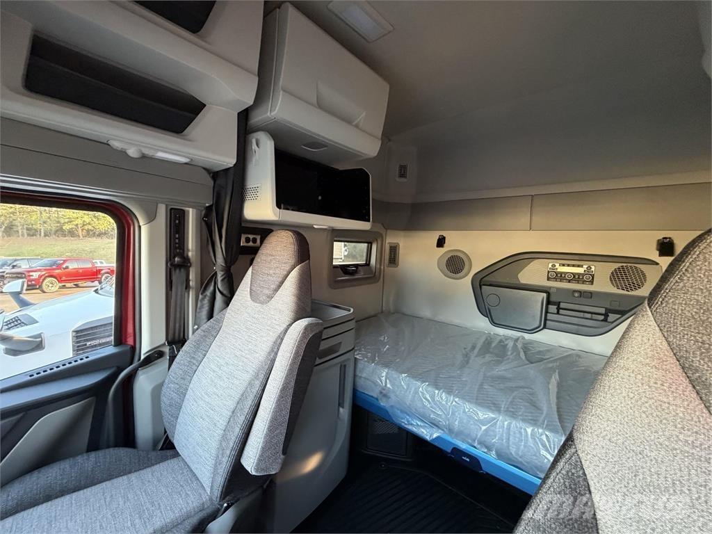 Volvo VNL64T840 Trekkers