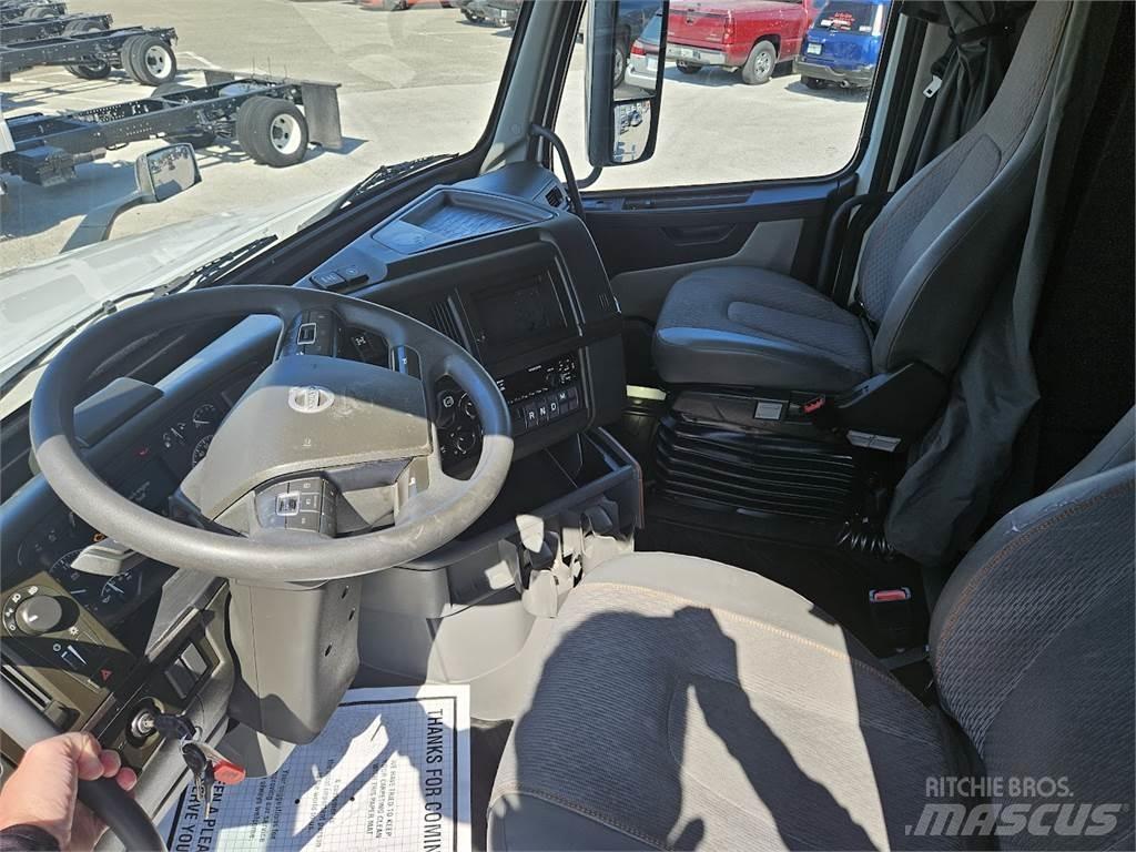 Volvo VNL64T860 Trekkers