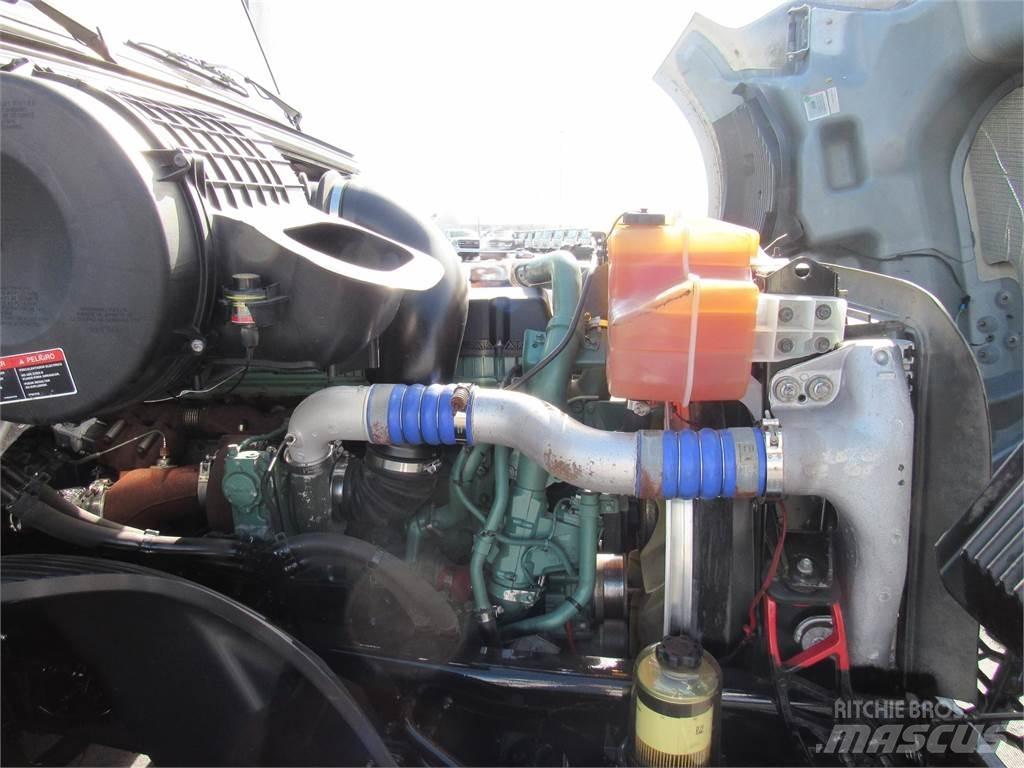 Volvo VNL64T860 Trekkers
