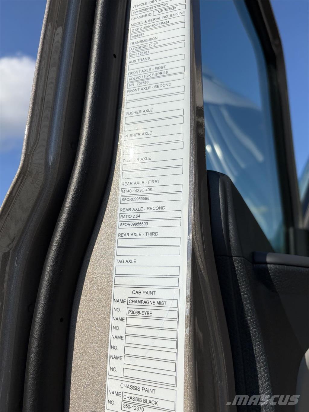 Volvo VNL64T860 Trekkers