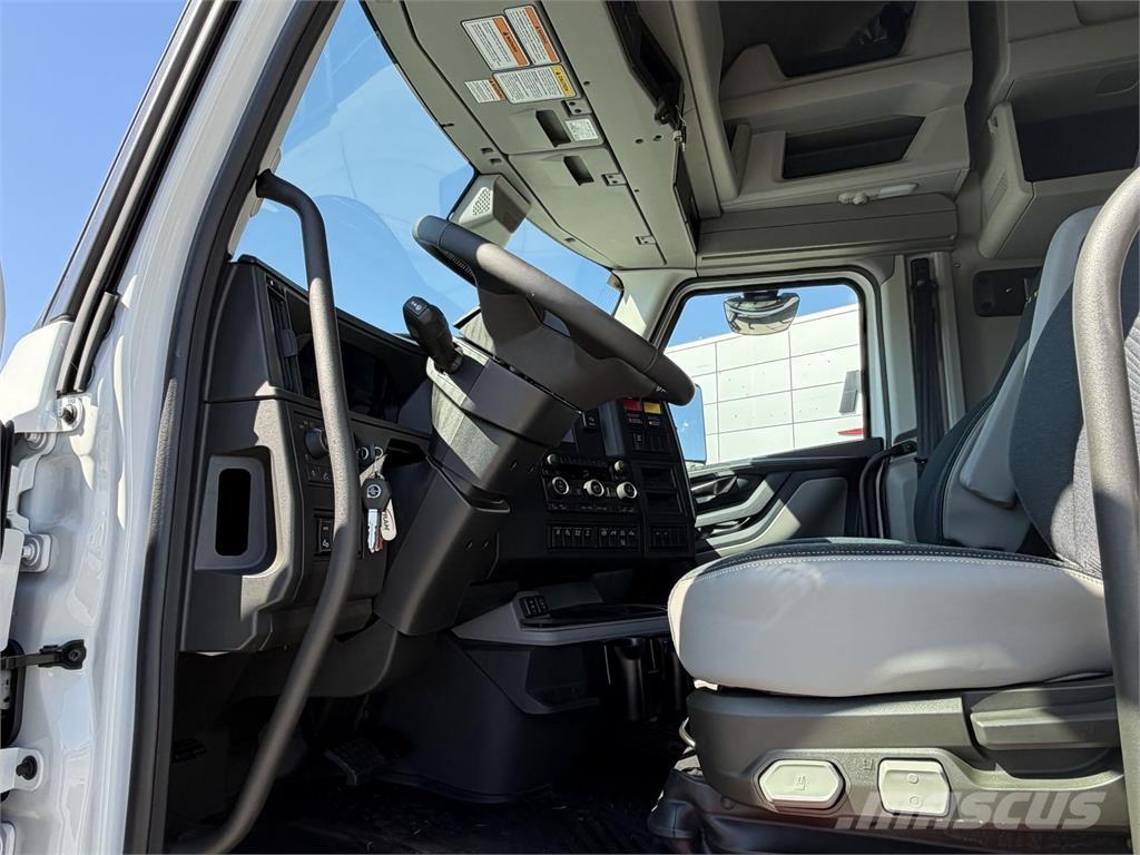 Volvo VNL64T860 Trekkers