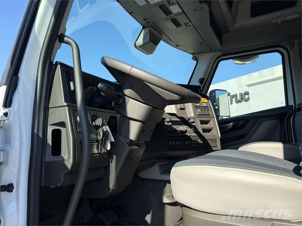 Volvo VNL64T860 Trekkers