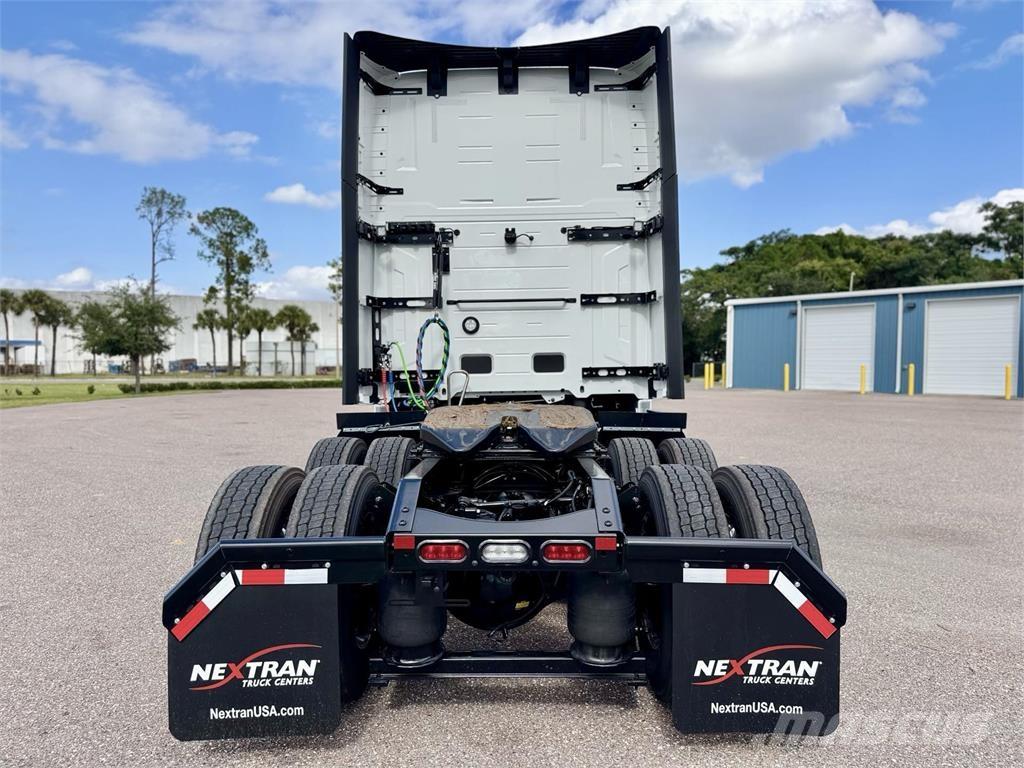 Volvo VNL64T860 Trekkers