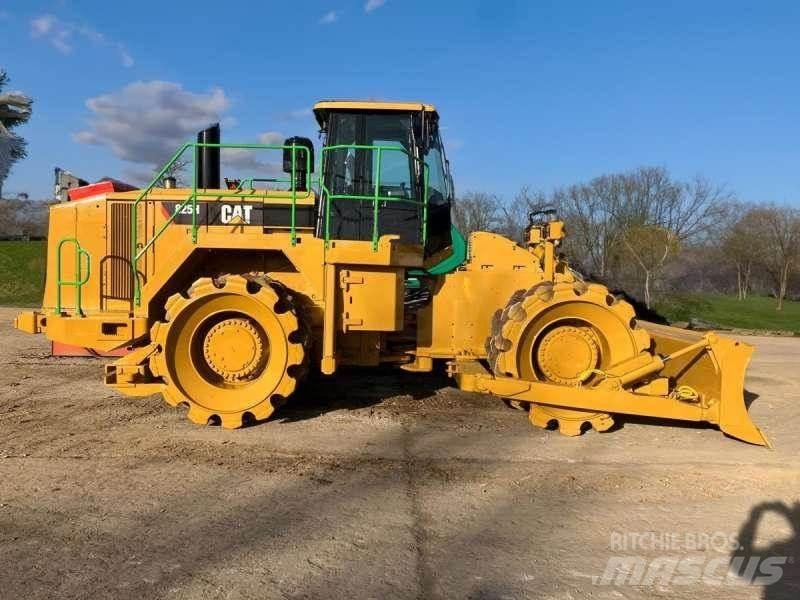 CAT 825H Afvalpersen
